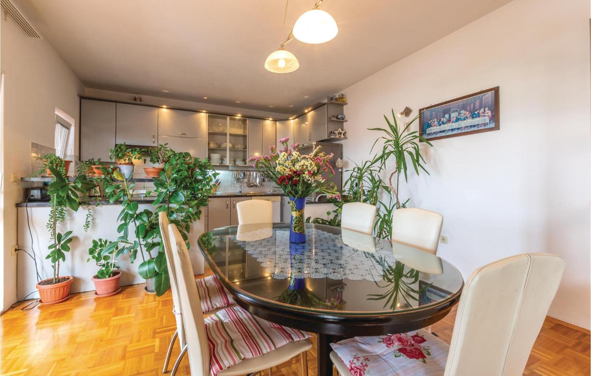 Nice Apartment In Plano With Kitchen 외부 사진